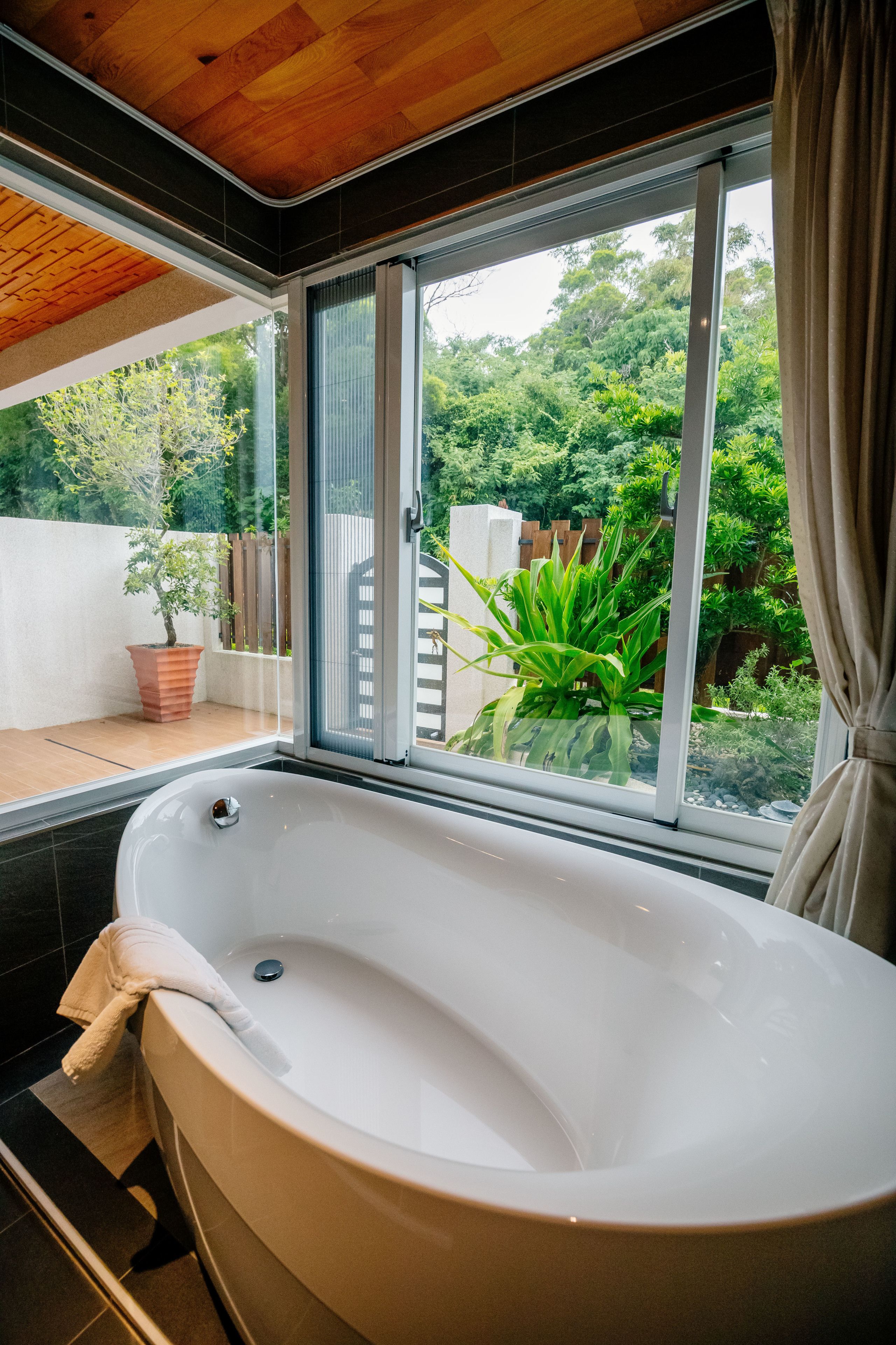 Habitación cuádruple Deluxe, 2 camas matrimoniales, vista al mar | Baño | Tina y regadera independientes y tina profunda 