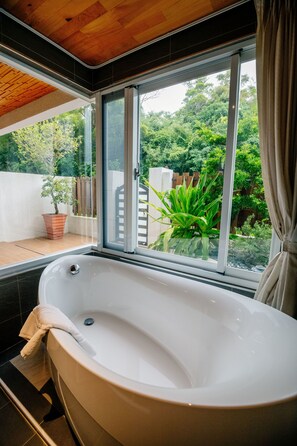 Deluxe-Vierbettzimmer, 2 Doppelbetten, Meerblick | Badezimmer