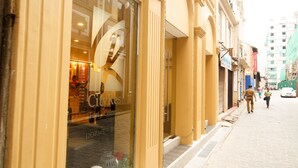 A building with a storefront and a staircase leading to the entrance. - CityRest Fort - Hostel (Colombo)