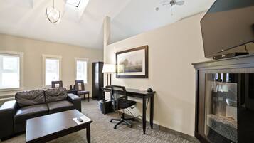 Suite, 1 King Bed, Jetted Tub