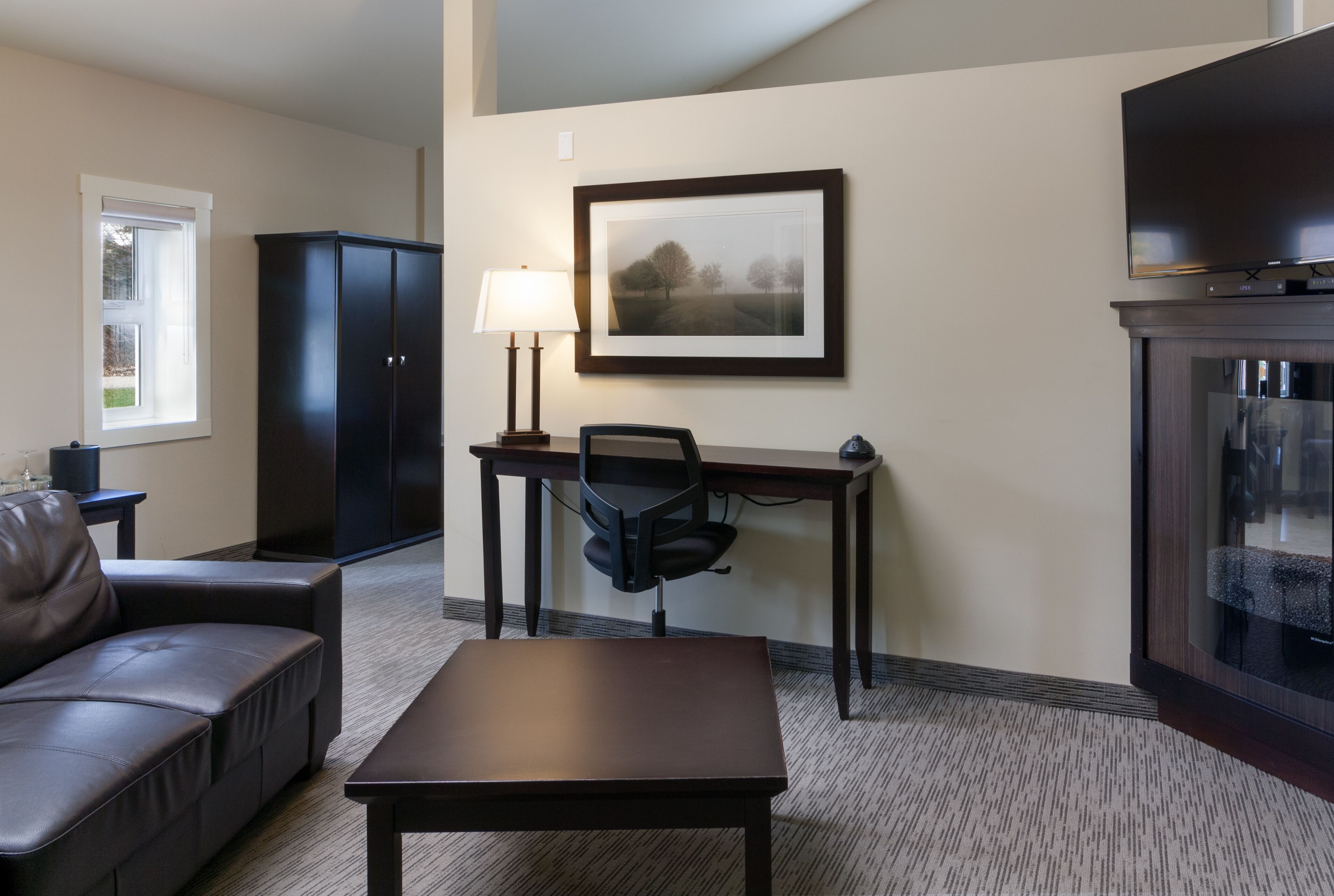 suite, 1 king bed, jetted tub | living area | 46-inch plasma tv with cable channels, tv