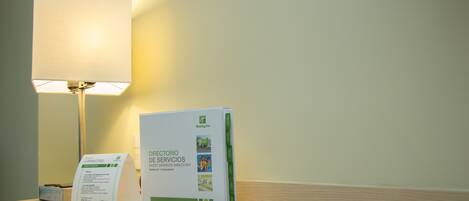 Un directorio y una señal en una mesa, con una lámpara al fondo.