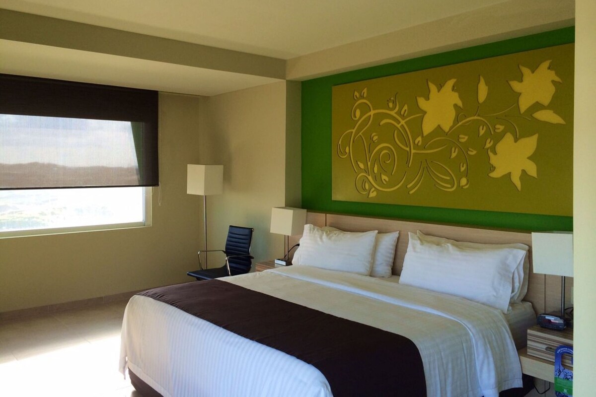 Standard Room, 1 King Bed | In-room safe, desk, iron/ironing board, WiFi (free)