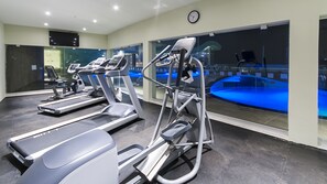 A gym with treadmills, elliptical machines, and a rowing machine. - Holiday Inn Coatzacoalcos by IHG (Coatzacoalcos)