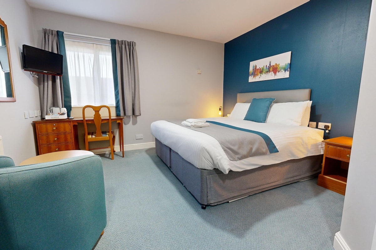 Desk, laptop workspace, free WiFi, wheelchair access