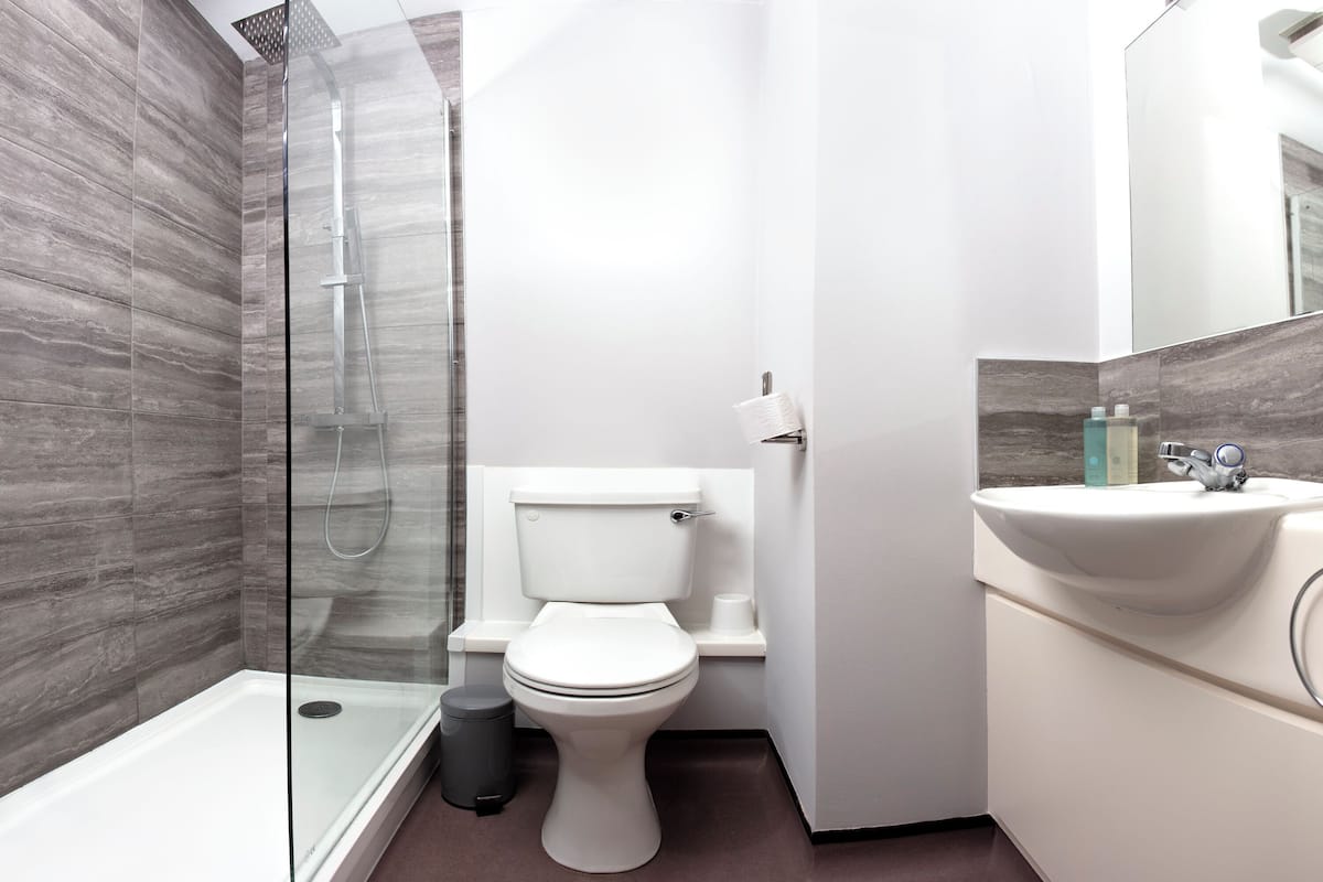 Dusche, kostenlose Toilettenartikel, Haartrockner, Handtücher