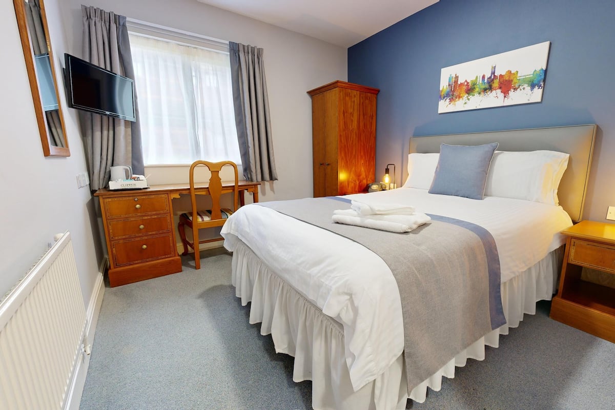 Desk, laptop workspace, free WiFi, wheelchair access