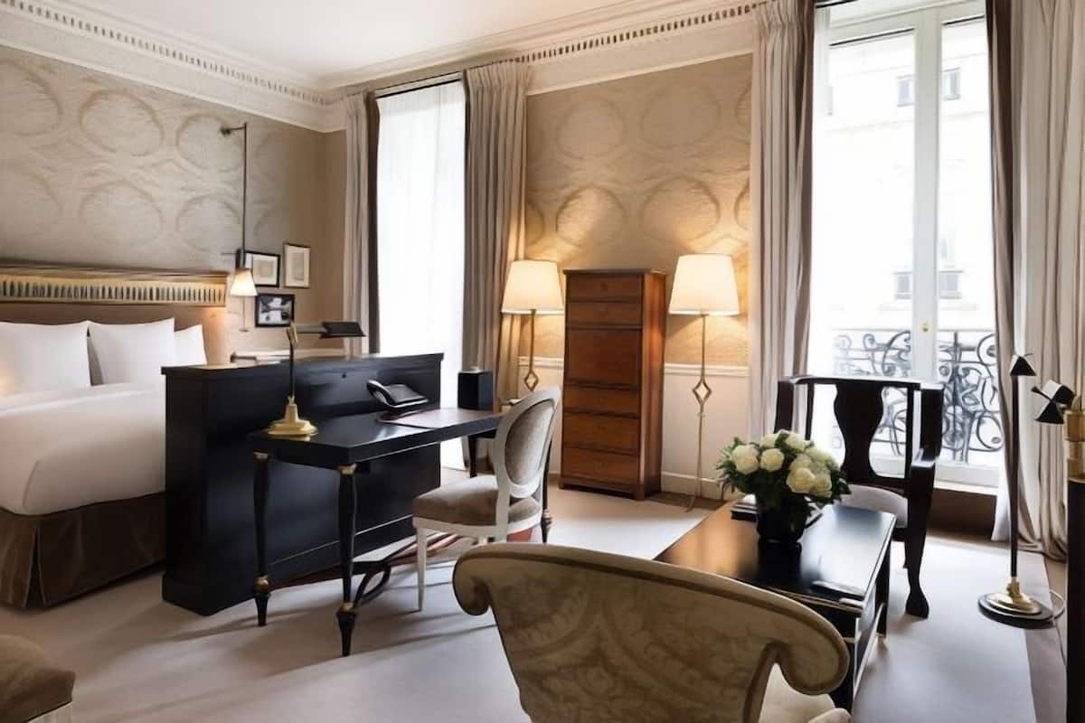 Premium bedding, down duvets, free minibar items, in-room safe