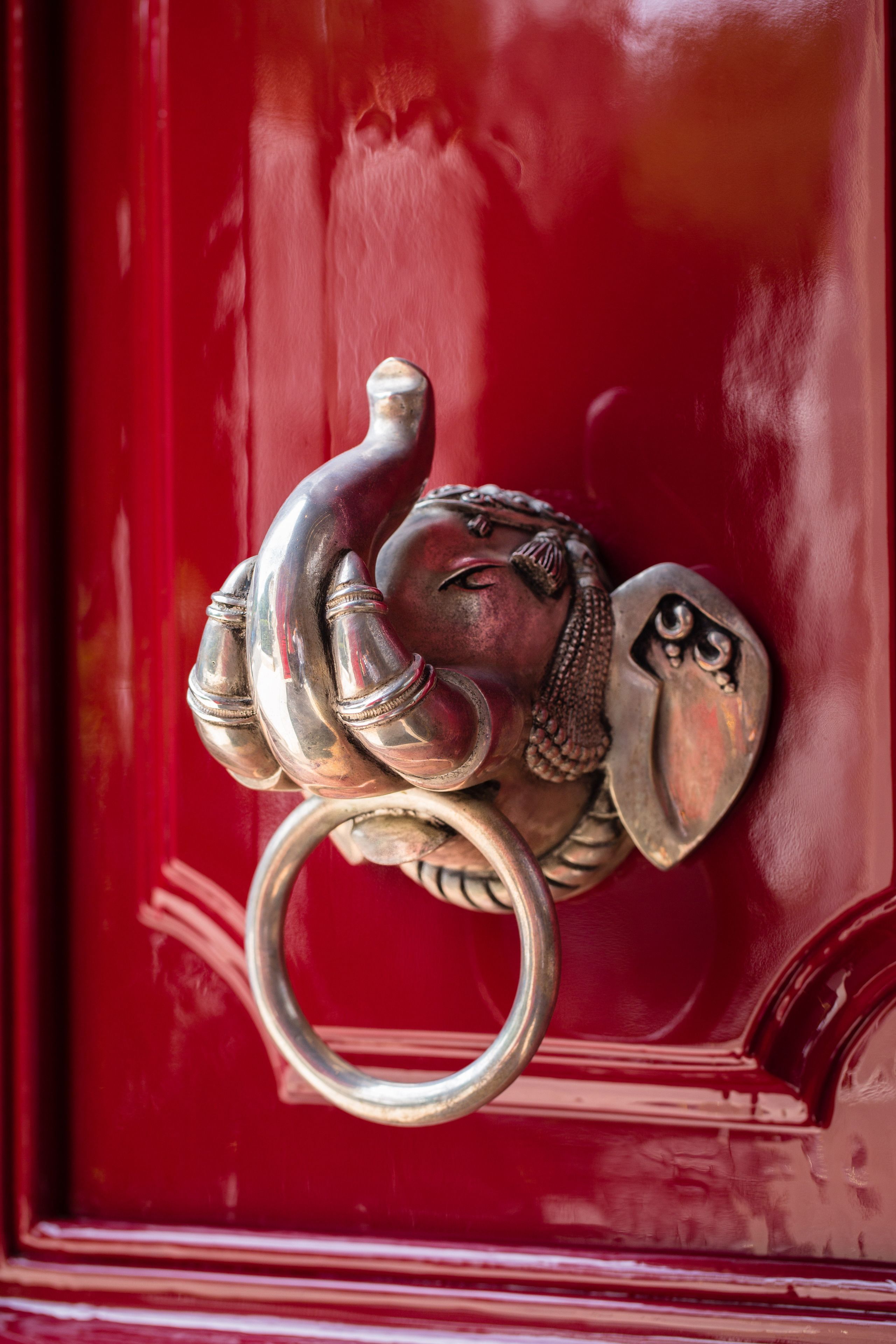 Une poignée de porte ornée d’un motif d’éléphant.