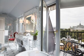 Suite (Imperial) | Badkamer | Een aparte badkuip en douche, een diep bad, gratis toiletartikelen