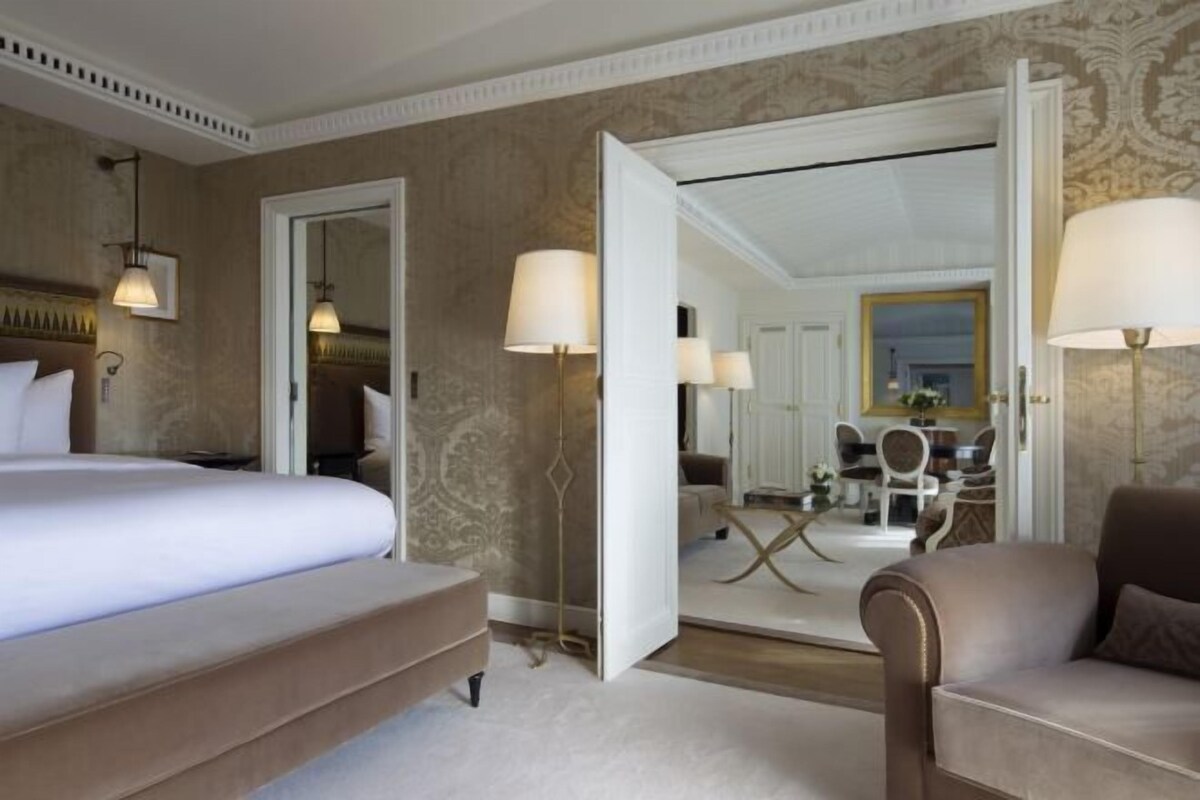 Premium bedding, down comforters, minibar (some free items)