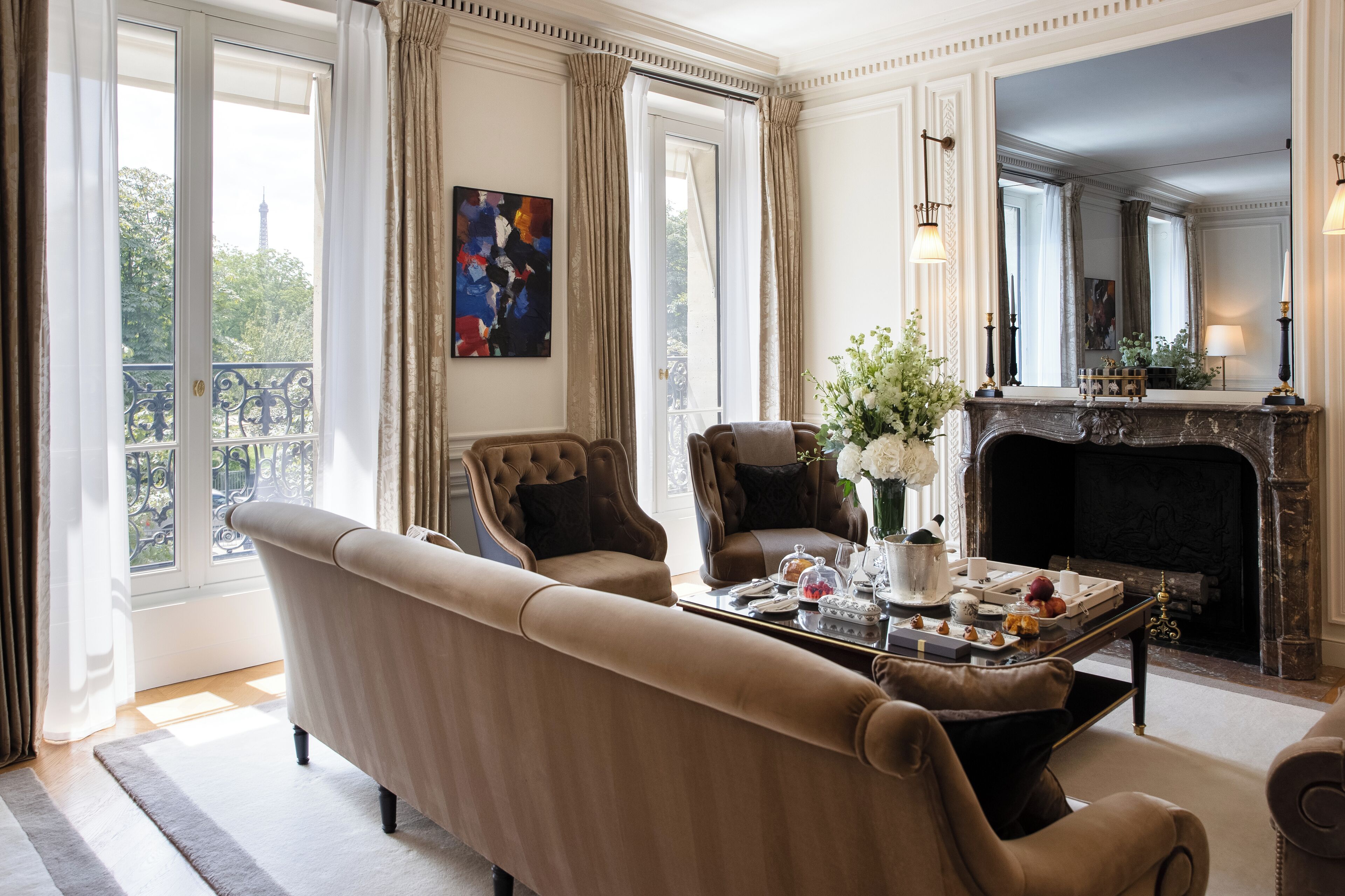 Suite (Duc de Morny) | Oppholdsområde | En 32-tommers plasma-TV med Parabol-TV samt TV og iPad