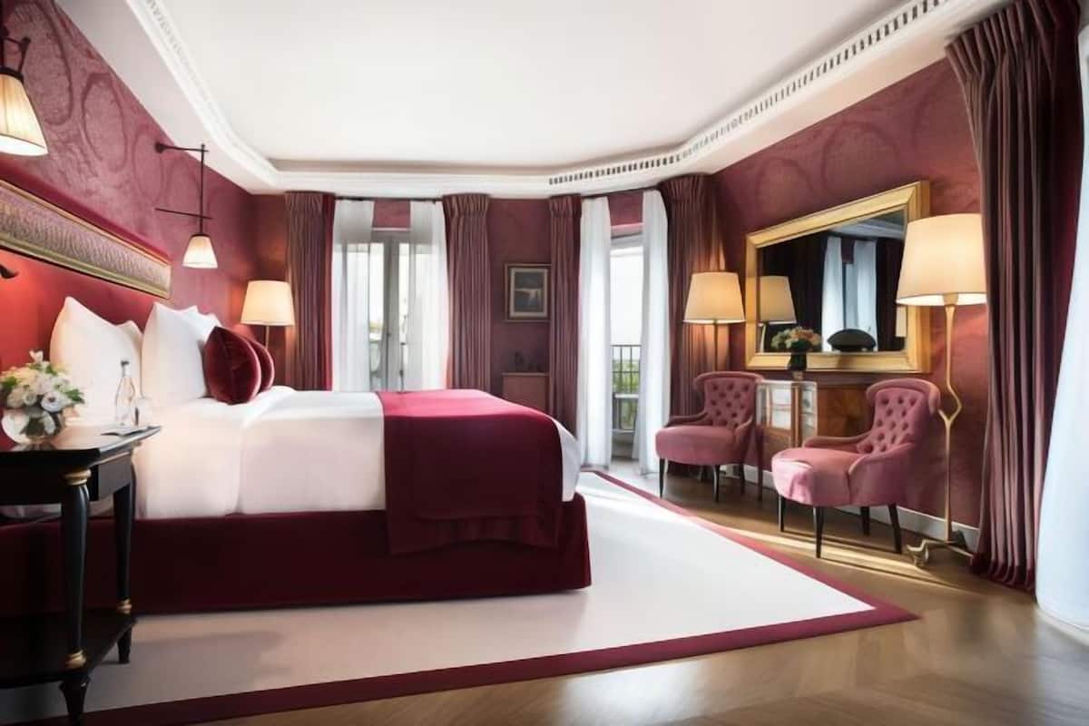 Premium bedding, down duvets, free minibar items, in-room safe