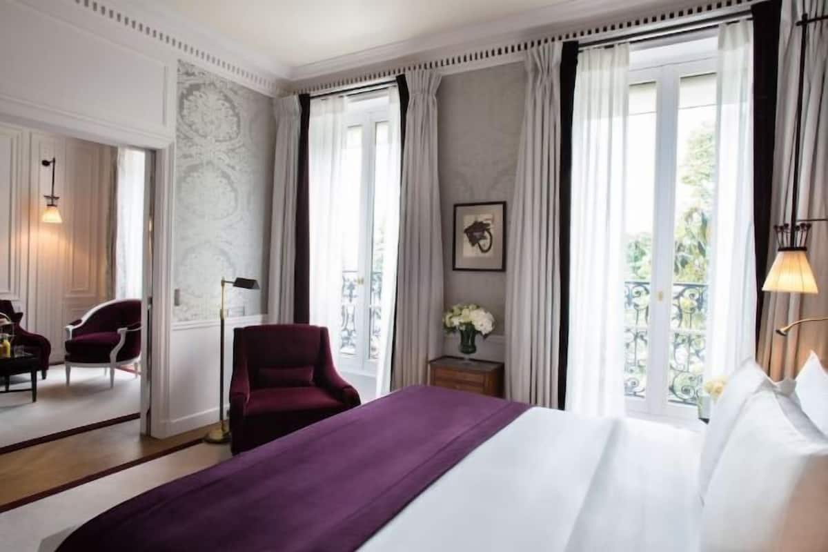Premium bedding, down duvets, free minibar items, in-room safe