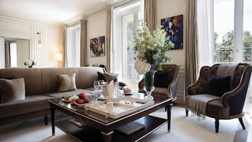 Suite (Duc de Morny) | Oppholdsområde | En 32-tommers plasma-TV med Parabol-TV samt TV og iPad