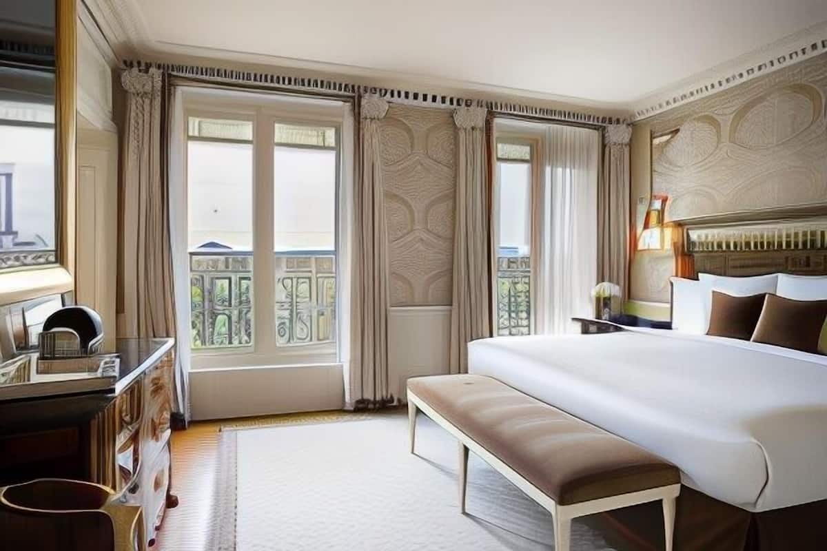 Premium bedding, down duvets, free minibar items, in-room safe