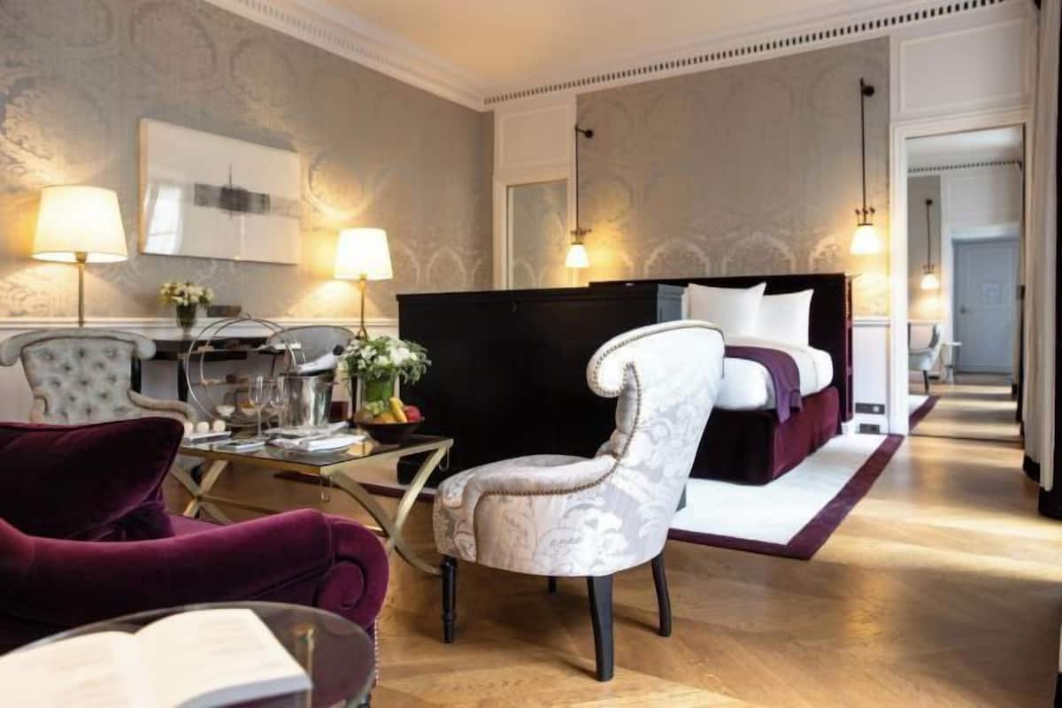 Premium bedding, down duvets, free minibar items, in-room safe