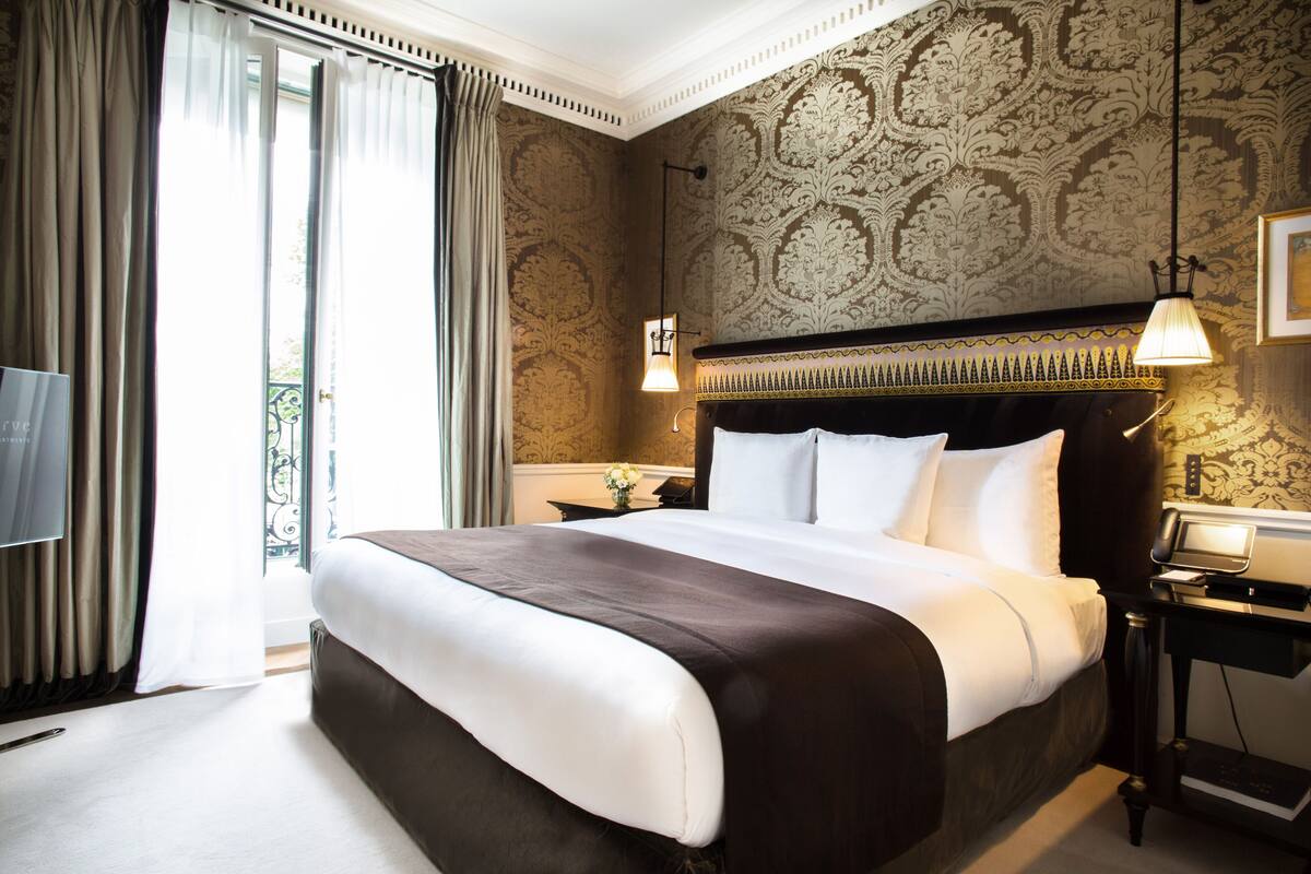 Deluxe Suite | Premium bedding, down comforters, minibar (some free items)