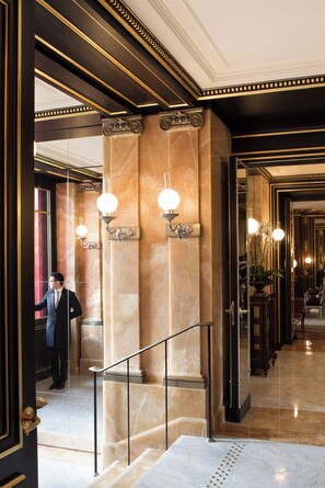 Hallway - La Reserve Paris Hotel and Spa (Paris)