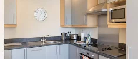 Refrigerador con freezer, microondas, horno, placa de cocina