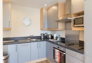 Frigorifero con congelatore, microonde, forno, piano cottura