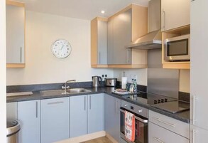 Refrigerador con freezer, microondas, horno, placa de cocina