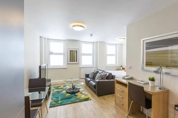 Deluxe Studio | Desk, iron/ironing board, cots/infant beds, rollaway beds