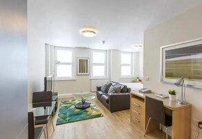 Escritorio, tabla de planchar con plancha y cunas 