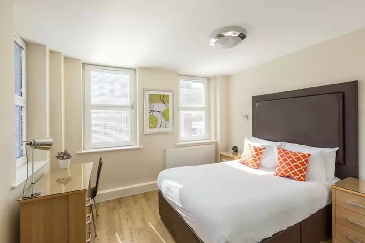 Deluxe Studio | Desk, iron/ironing board, cots/infant beds, rollaway beds