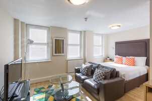 Escritorio, tabla de planchar con plancha y cunas 