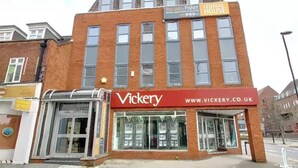 Una tienda Vickery con un letrero rojo y una dirección web.
