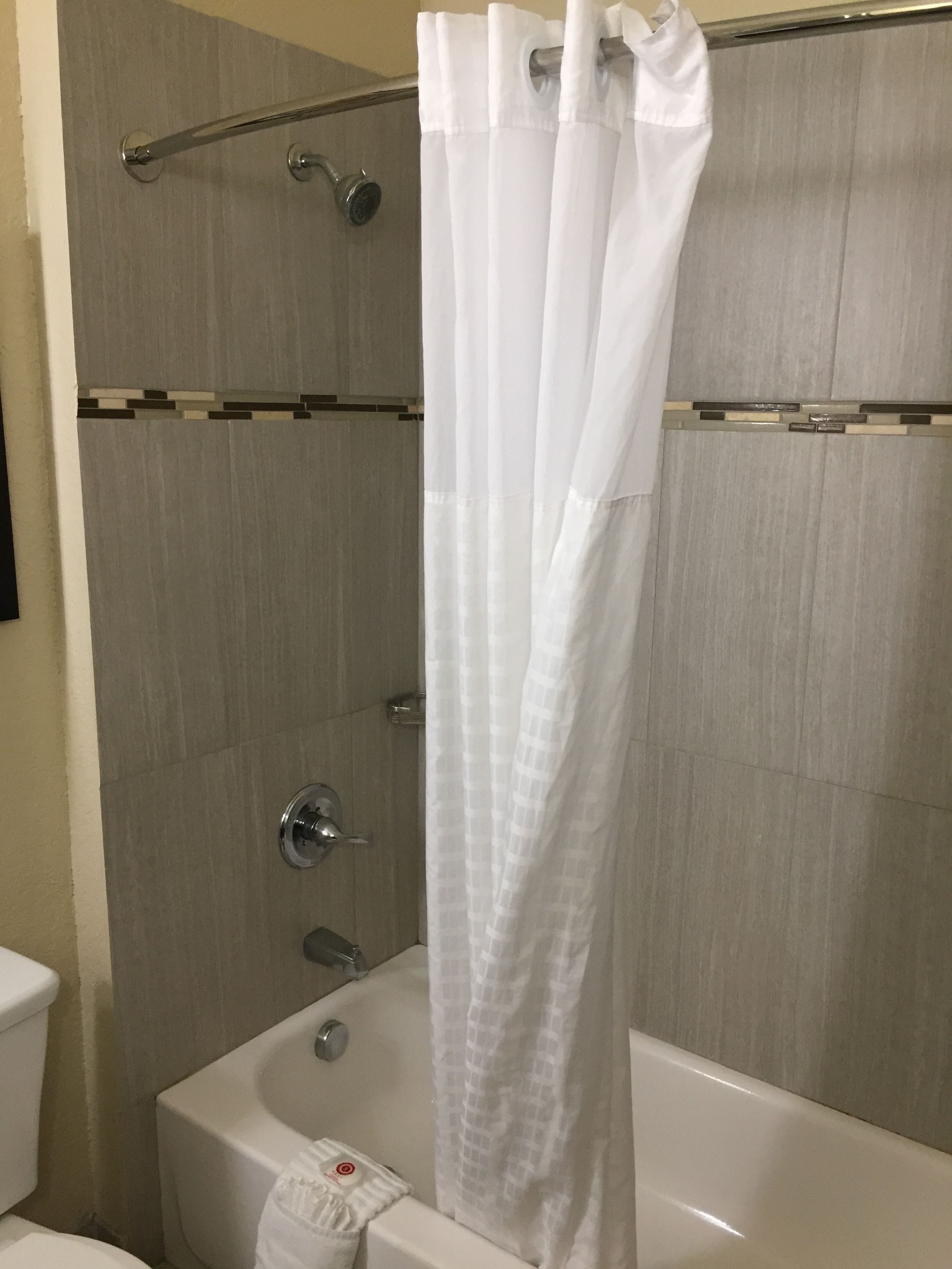 combined shower/bathtub, hydromassage showerhead, designer toiletries