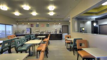 Café da manhã com buffet grátis todos os dias