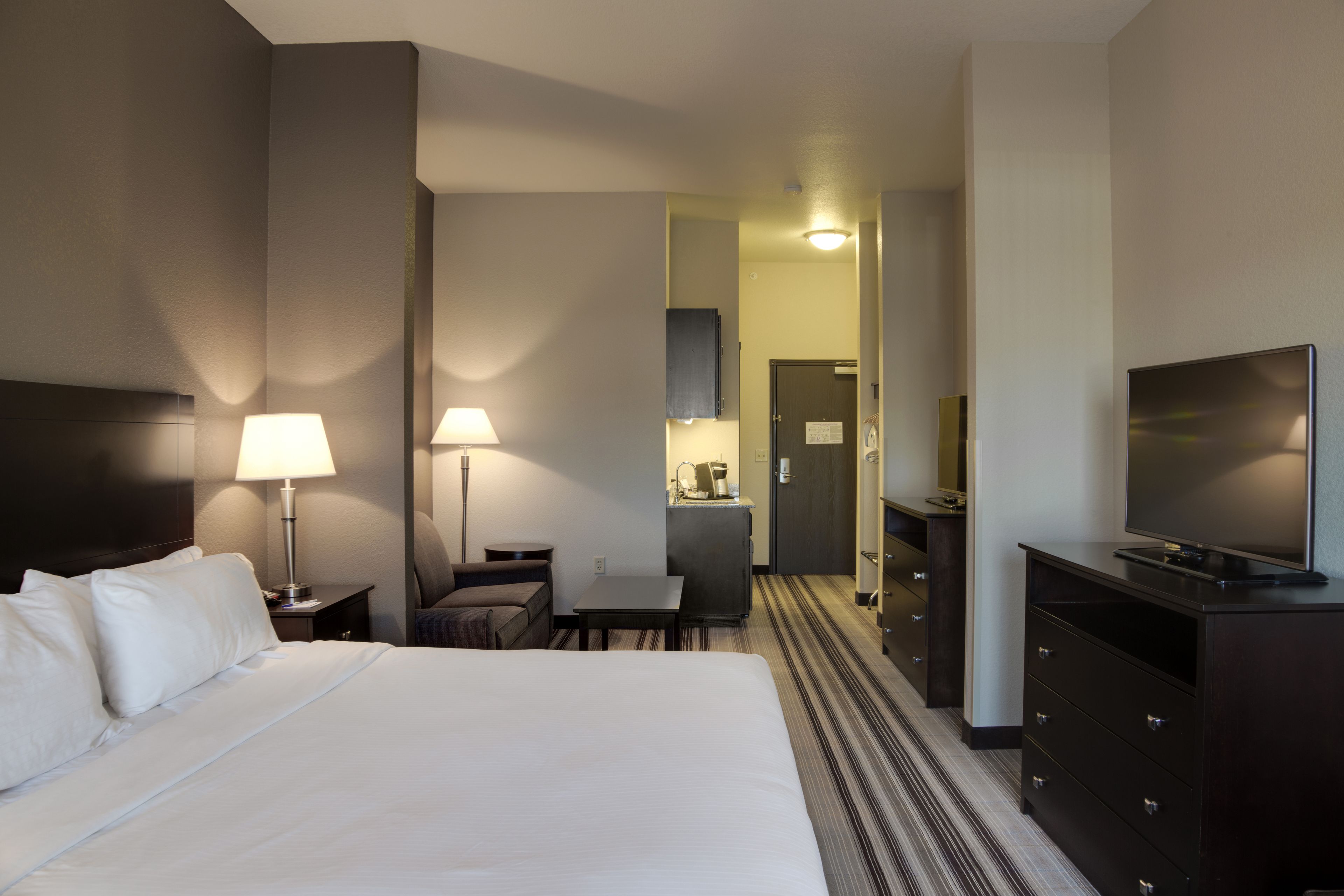suite, 1 king bed (additional living area) | desk, iron/ironing board, free cots/infant beds, rollaway beds
