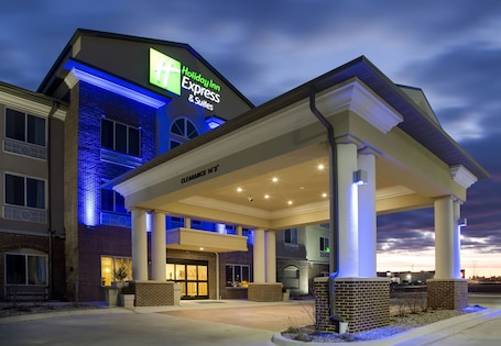 Exterior. Holiday Inn Express & Suites Nevada by IHG