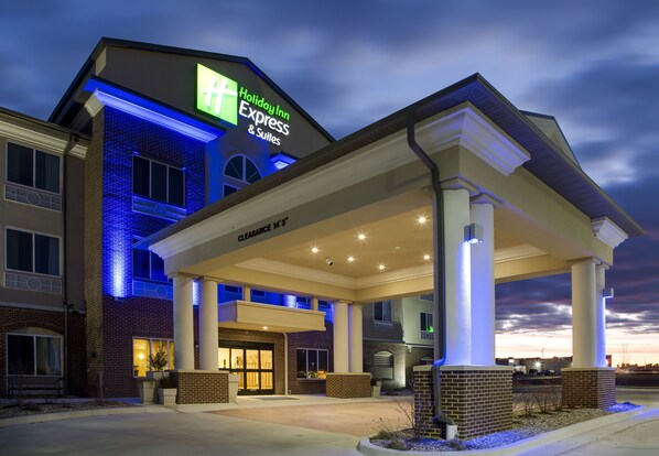 Exterior - Holiday Inn Express & Suites Nevada by IHG (Nevada)