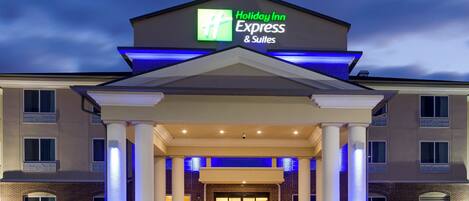 Edificio de Holiday Inn Express & Suites con un letrero llamativo, entrada cubierta y fachada de ladrillo.