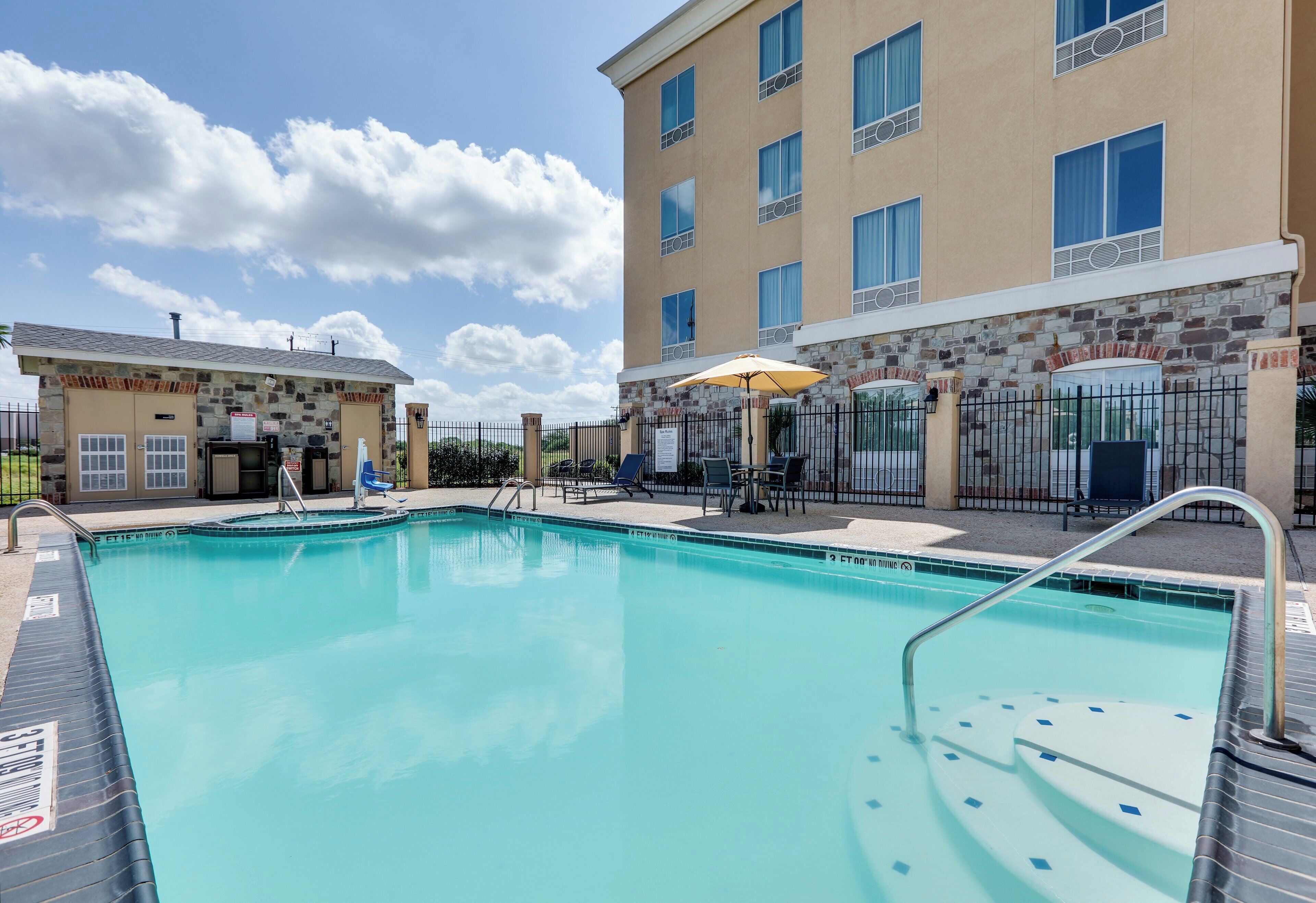 Photo - Holiday Inn Express  & Suites San Antonio Se
