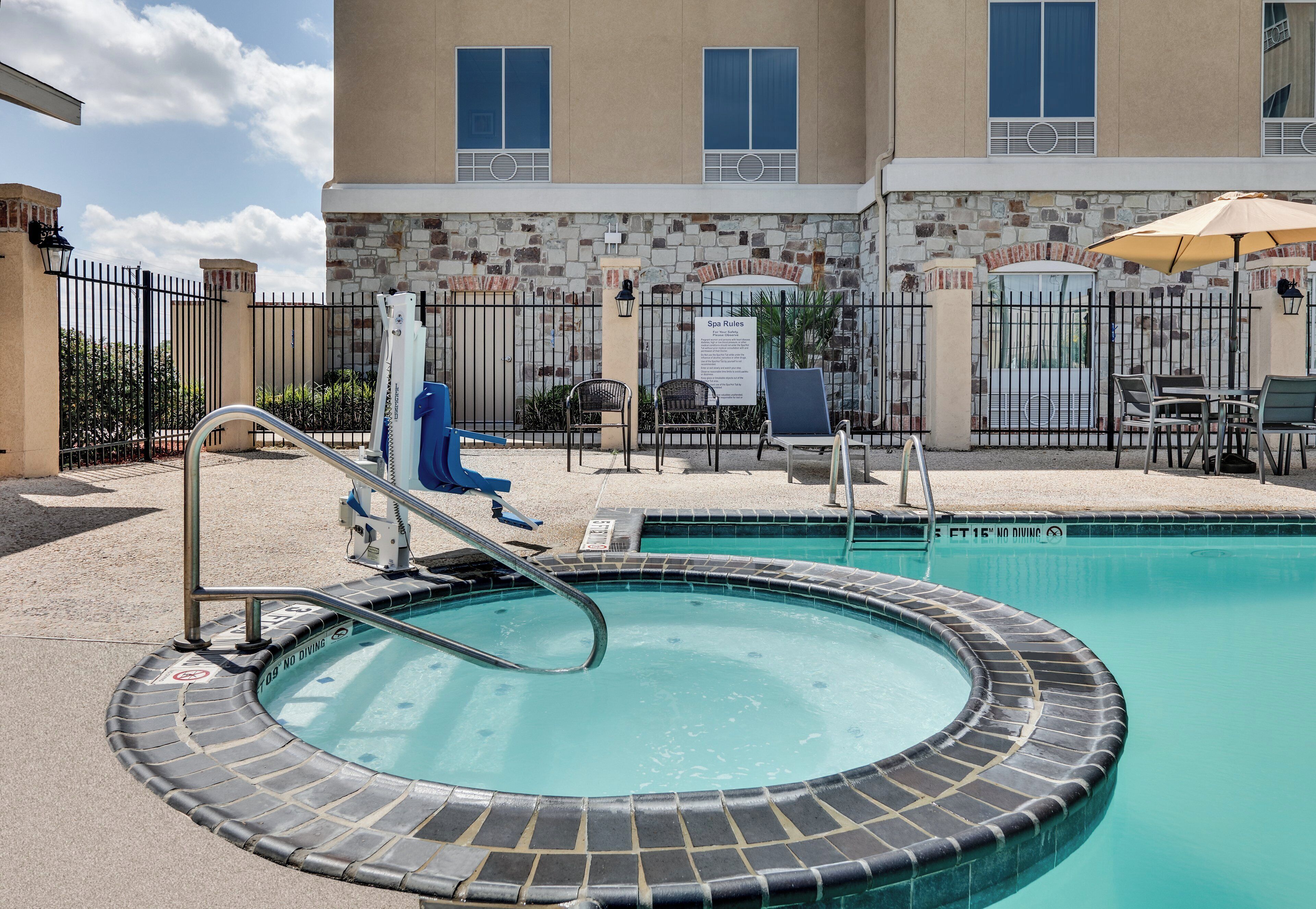 Photo - Holiday Inn Express  & Suites San Antonio Se