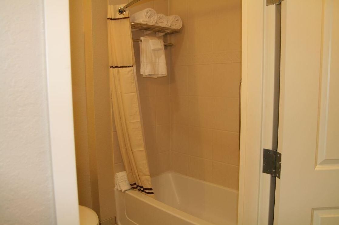combined shower/bathtub, free toiletries, hair dryer, towels
