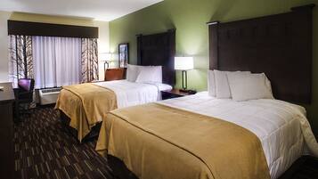 客房, 2 张大床, 无烟房 | 高档床上用品、办公桌、遮光窗帘、熨斗/熨衣板