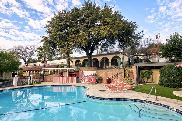 حمّام سباحة خارجي، مقاعد للتشمس