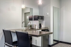 Premium bedding, desk, laptop workspace, blackout curtains - The Wallhouse Hotel, an Ascend Collection Hotel (Millersburg)