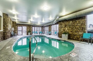 Una piscina cubierta