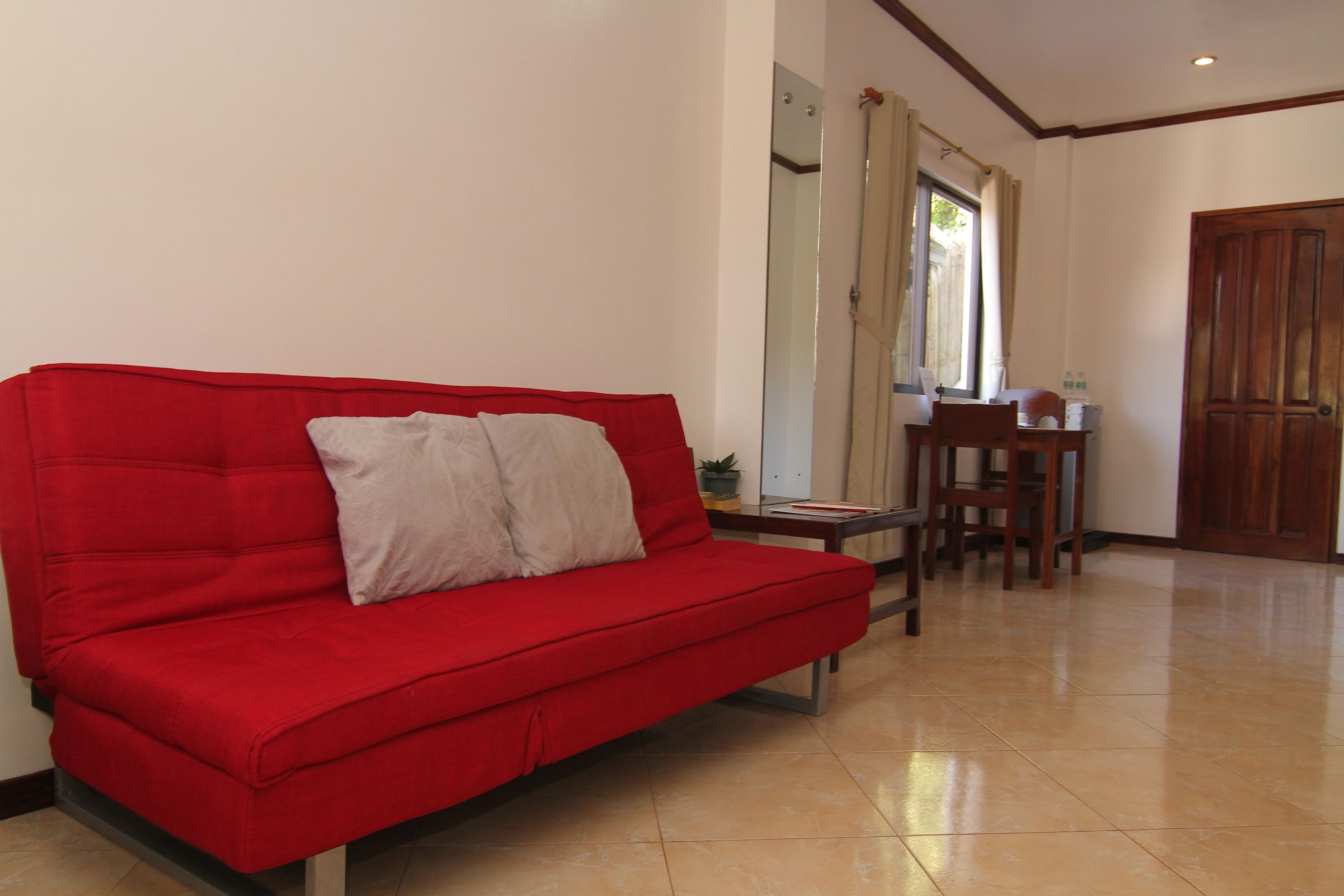 deluxe room | living area | tv