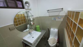 Standard-huone | Kylpyhuone | Suihku, sadesuihkupää, hiustenkuivaaja, bidee