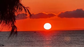 Rannalla, valkoista hiekkaa