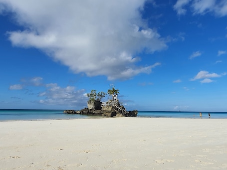 En la playa, arena blanca