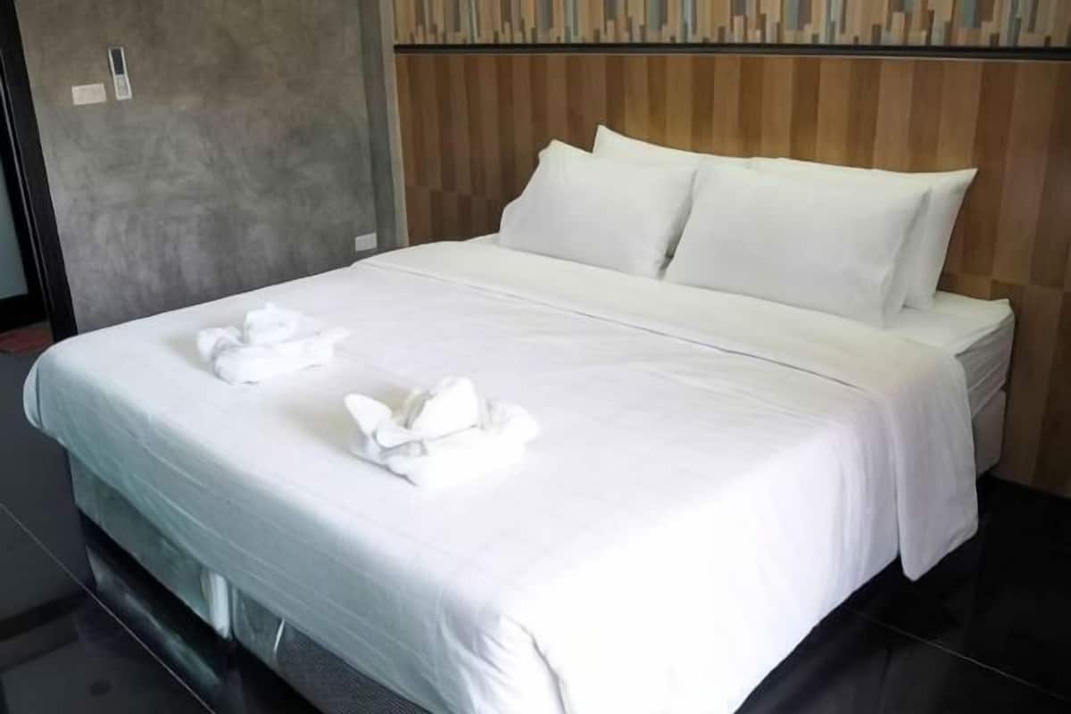 Minibar, rollaway beds, free WiFi