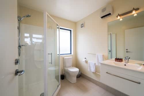 Deluxe Studio | Bathroom